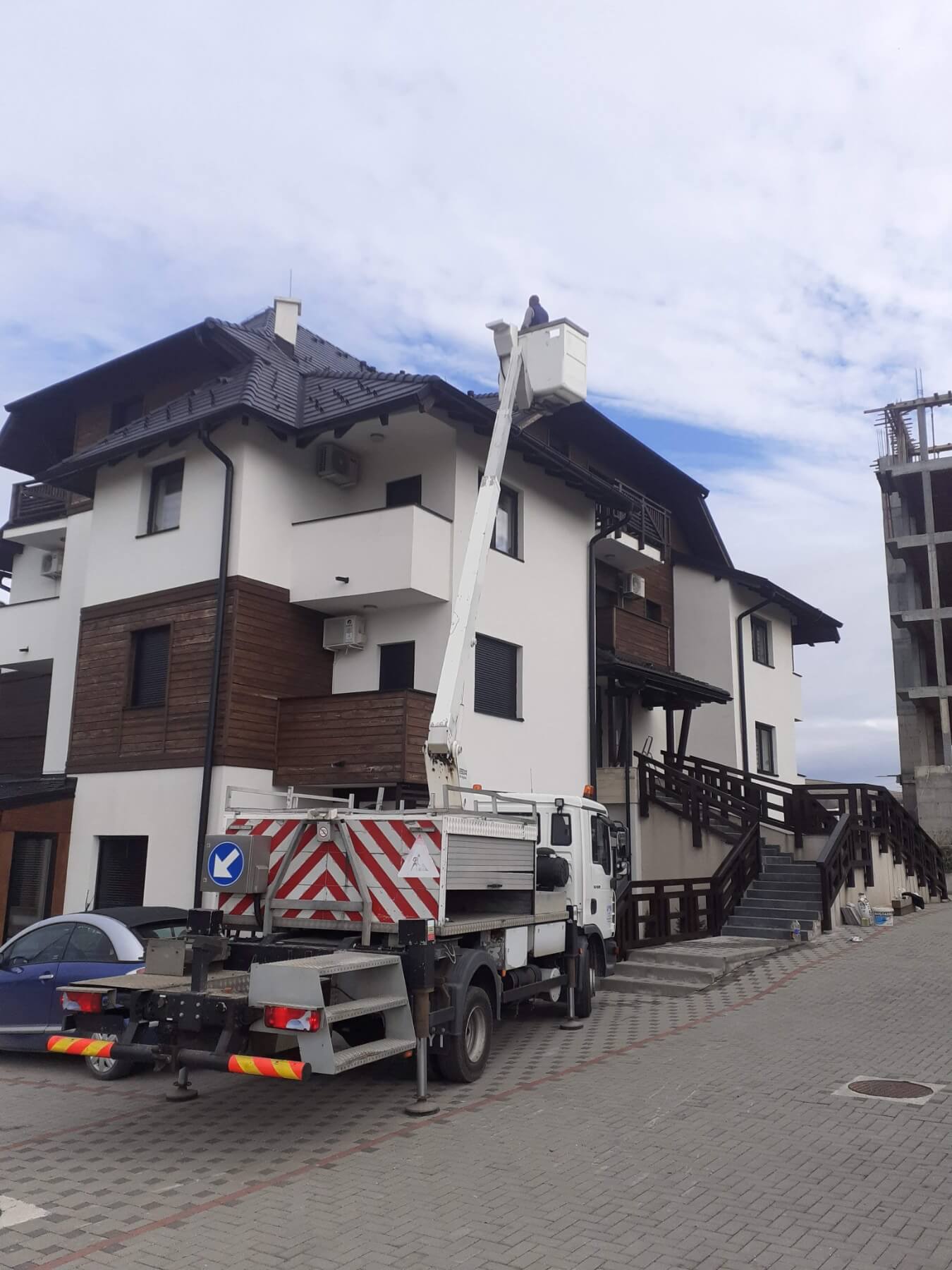 Kamion pri izvršavanju sanacije krova