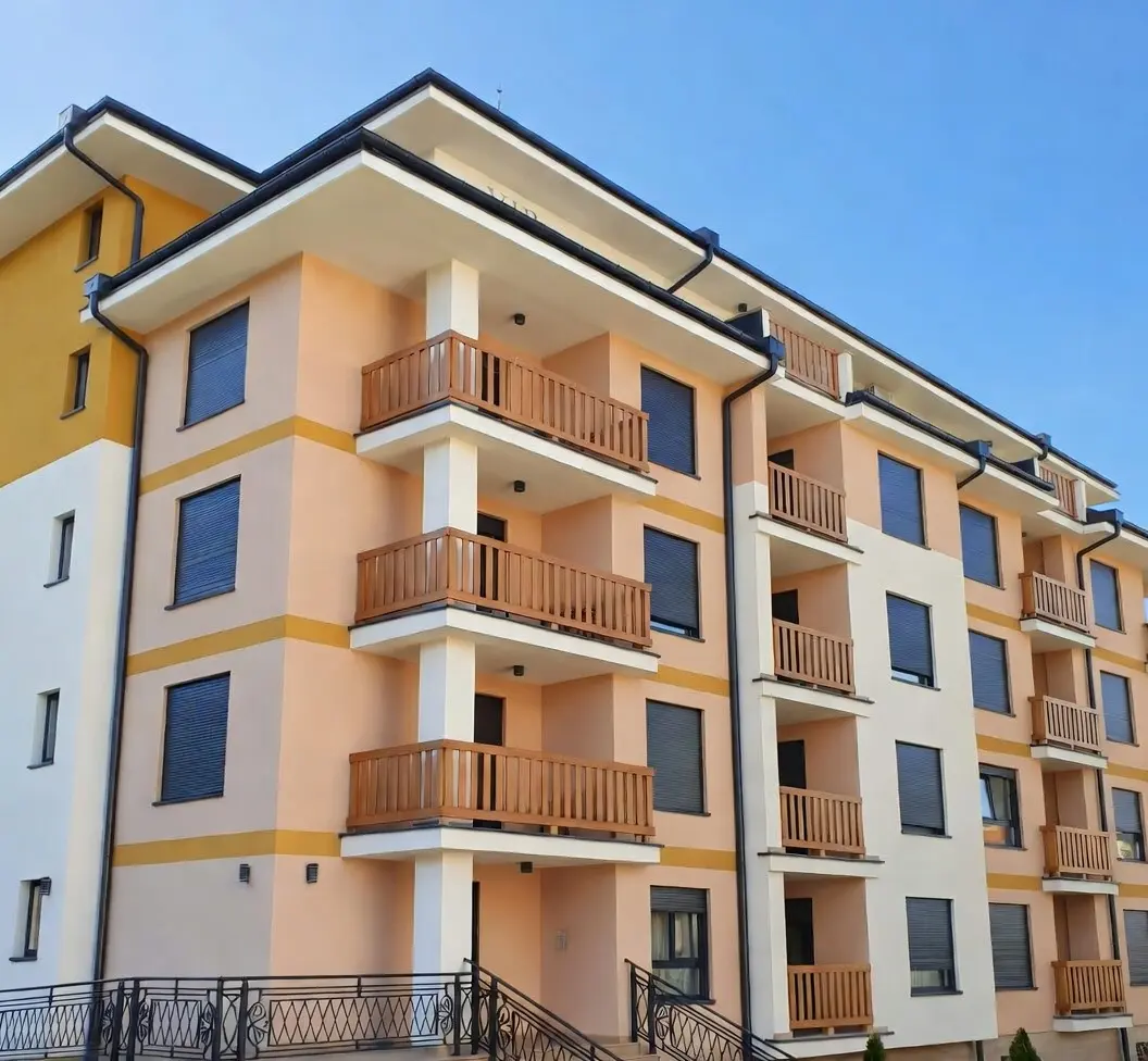 Moderna stambena zgrada na Zlatiboru okružena zelenilom