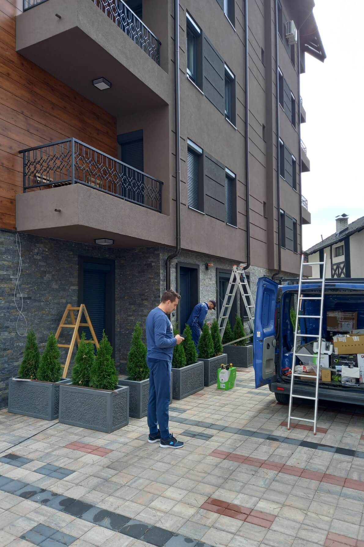 Radnik u toku izvođenja radova na održavanju