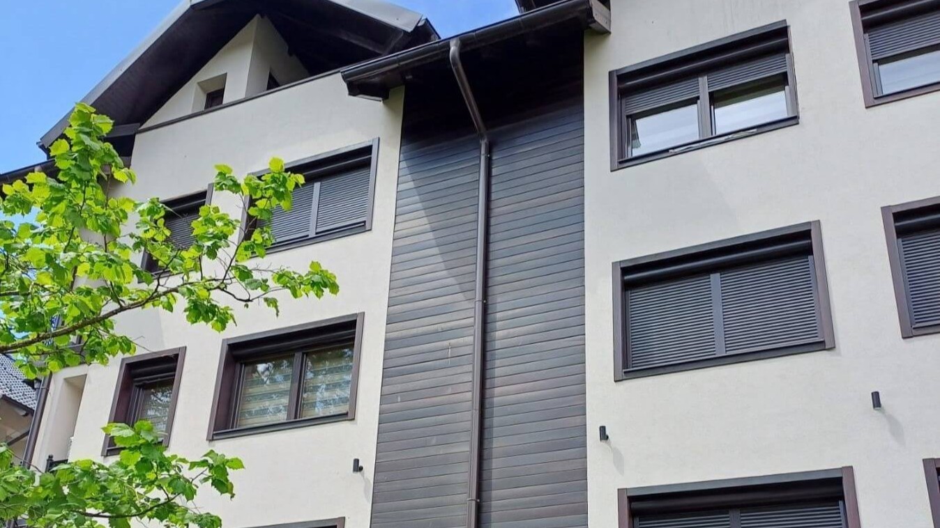 Održavane zelene površine ispred moderne zgrade